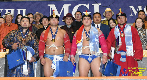 Нээлтийн барилдаанд Ц.Бямба-Отгон арслан түрүүллээ